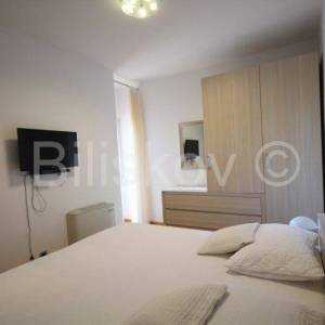 Klis samostojeća kuća sa 4 stambene jedinice bazen pogled 