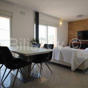 Klis samostojeća kuća sa 4 stambene jedinice bazen pogled 