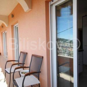 Klis samostojeća kuća sa 4 stambene jedinice bazen pogled 