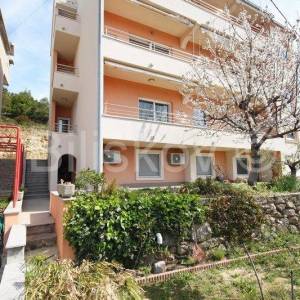 Klis samostojeća kuća sa 4 stambene jedinice bazen pogled 