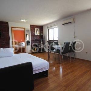 Klis samostojeća kuća sa 4 stambene jedinice bazen pogled 