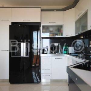 Klis samostojeća kuća sa 4 stambene jedinice bazen pogled 