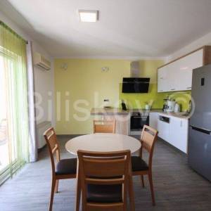 Klis samostojeća kuća sa 4 stambene jedinice bazen pogled 