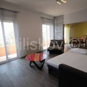 Klis samostojeća kuća sa 4 stambene jedinice bazen pogled 