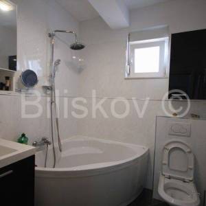 Klis samostojeća kuća sa 4 stambene jedinice bazen pogled 