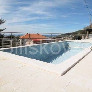 Klis samostojeća kuća sa 4 stambene jedinice bazen pogled 