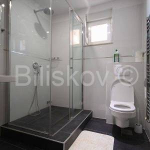 Klis samostojeća kuća sa 4 stambene jedinice bazen pogled 