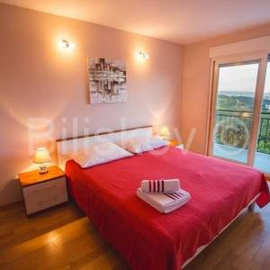 Klis-vila s bazenom i otvorenim pogledom na more i Split