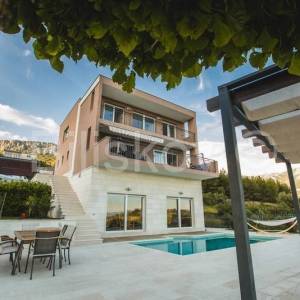 Klis-vila s bazenom i otvorenim pogledom na more i Split