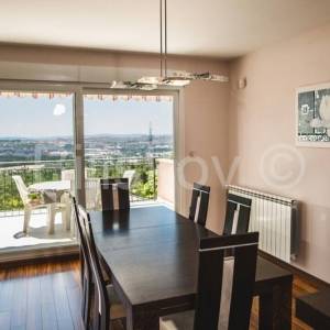 Klis-vila s bazenom i otvorenim pogledom na more i Split