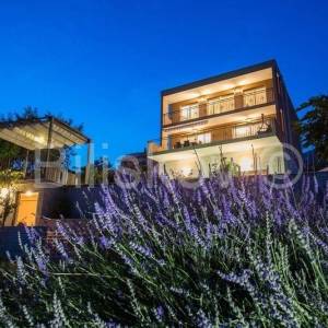 Klis-vila s bazenom i otvorenim pogledom na more i Split