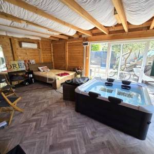 K.Lukšić, novouređena kuća u nizu 100m2+ pomoćni objekt