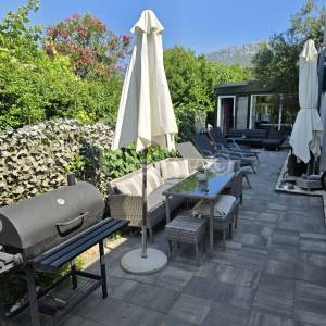 K.Lukšić, novouređena kuća u nizu 100m2+ pomoćni objekt