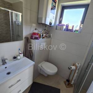 K.Lukšić, novouređena kuća u nizu 100m2+ pomoćni objekt