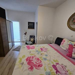 K.Lukšić, novouređena kuća u nizu 100m2+ pomoćni objekt