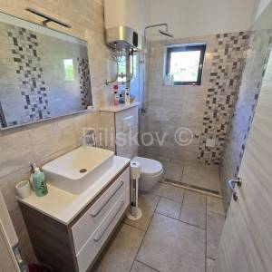 K.Lukšić, novouređena kuća u nizu 100m2+ pomoćni objekt