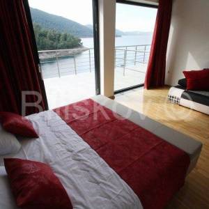 Korčula 1.red moderna vila s bazenom, vez za brod, prodaja