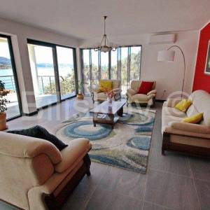 Korčula 1.red moderna vila s bazenom, vez za brod, prodaja