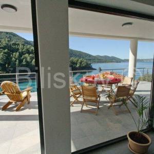 Korčula 1.red moderna vila s bazenom, vez za brod, prodaja