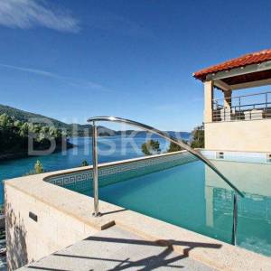Korčula 1.red moderna vila s bazenom, vez za brod, prodaja