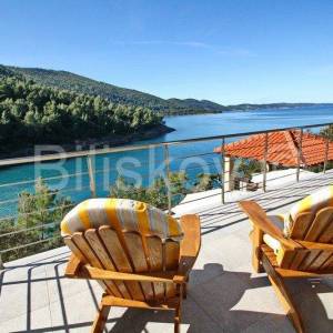 Korčula 1.red moderna vila s bazenom, vez za brod, prodaja