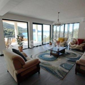 Korčula 1.red moderna vila s bazenom, vez za brod, prodaja