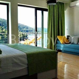 Korčula 1.red moderna vila s bazenom, vez za brod, prodaja