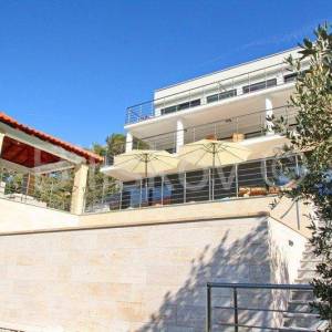 Korčula 1.red moderna vila s bazenom, vez za brod, prodaja