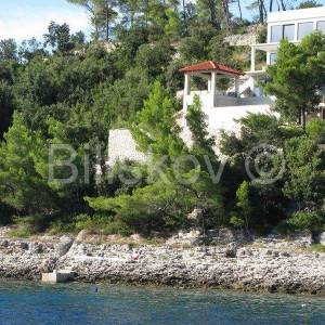 Korčula 1.red moderna vila s bazenom, vez za brod, prodaja