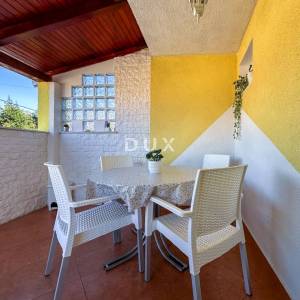 KOSTRENA - PRILIKA uređena kuća u nizu spremna za obiteljski život nedaleko mora