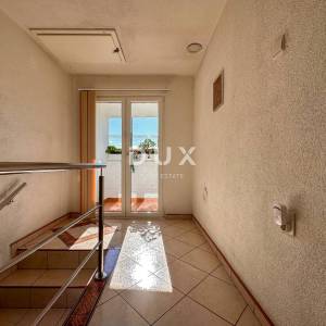 KOSTRENA - PRILIKA uređena kuća u nizu spremna za obiteljski život nedaleko mora