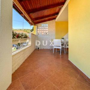 KOSTRENA - PRILIKA uređena kuća u nizu spremna za obiteljski život nedaleko mora