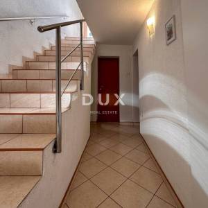 KOSTRENA - PRILIKA uređena kuća u nizu spremna za obiteljski život nedaleko mora