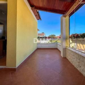 KOSTRENA - PRILIKA uređena kuća u nizu spremna za obiteljski život nedaleko mora