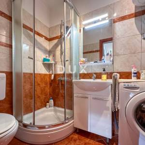 KOSTRENA - PRILIKA uređena kuća u nizu spremna za obiteljski život nedaleko mora