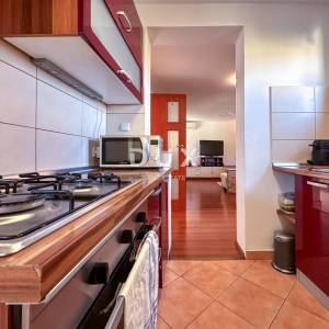 KOSTRENA - PRILIKA uređena kuća u nizu spremna za obiteljski život nedaleko mora