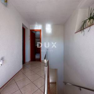 KOSTRENA - PRILIKA uređena kuća u nizu spremna za obiteljski život nedaleko mora