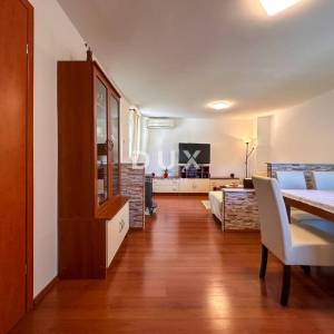 KOSTRENA - PRILIKA uređena kuća u nizu spremna za obiteljski život nedaleko mora