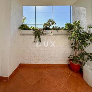 KOSTRENA - PRILIKA uređena kuća u nizu spremna za obiteljski život nedaleko mora