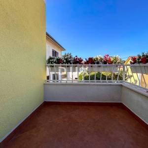 KOSTRENA - PRILIKA uređena kuća u nizu spremna za obiteljski život nedaleko mora