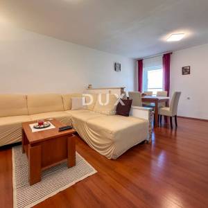 KOSTRENA - PRILIKA uređena kuća u nizu spremna za obiteljski život nedaleko mora