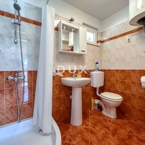 KOSTRENA - PRILIKA uređena kuća u nizu spremna za obiteljski život nedaleko mora