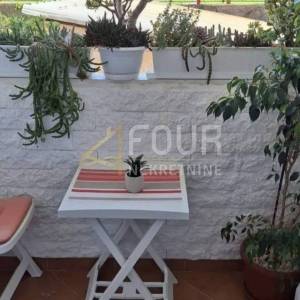 Kostrena, uređena kuća u nizu, dvoetažni 3s+db, 2 balkona