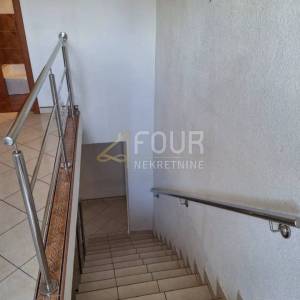 Kostrena, uređena kuća u nizu, dvoetažni 3s+db, 2 balkona