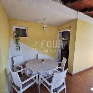 Kostrena, uređena kuća u nizu, dvoetažni 3s+db, 2 balkona