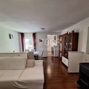 Kostrena, uređena kuća u nizu, dvoetažni 3s+db, 2 balkona