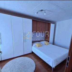 Kostrena, uređena kuća u nizu, dvoetažni 3s+db, 2 balkona