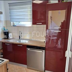 Kostrena, uređena kuća u nizu, dvoetažni 3s+db, 2 balkona