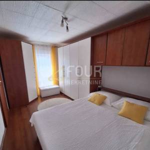 Kostrena, uređena kuća u nizu, dvoetažni 3s+db, 2 balkona