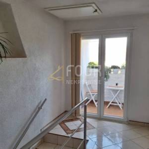 Kostrena, uređena kuća u nizu, dvoetažni 3s+db, 2 balkona